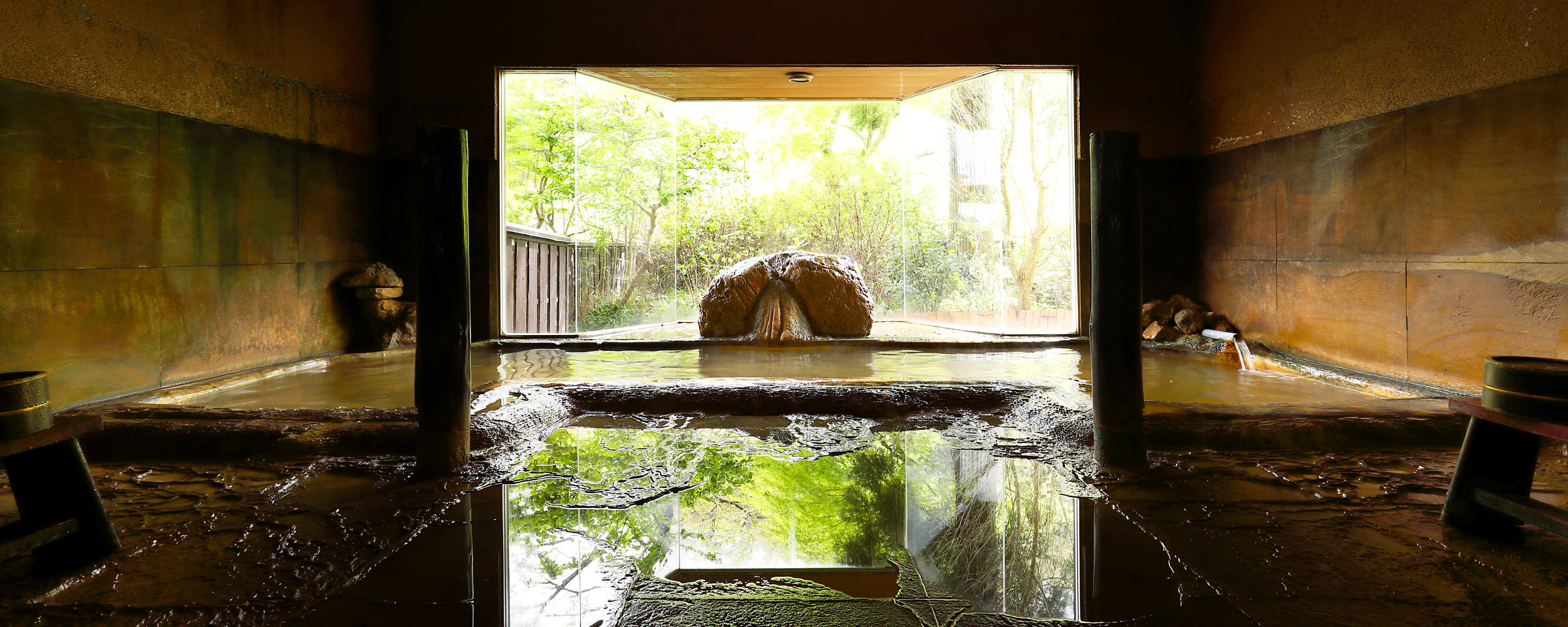 湯けむり立つ湯船