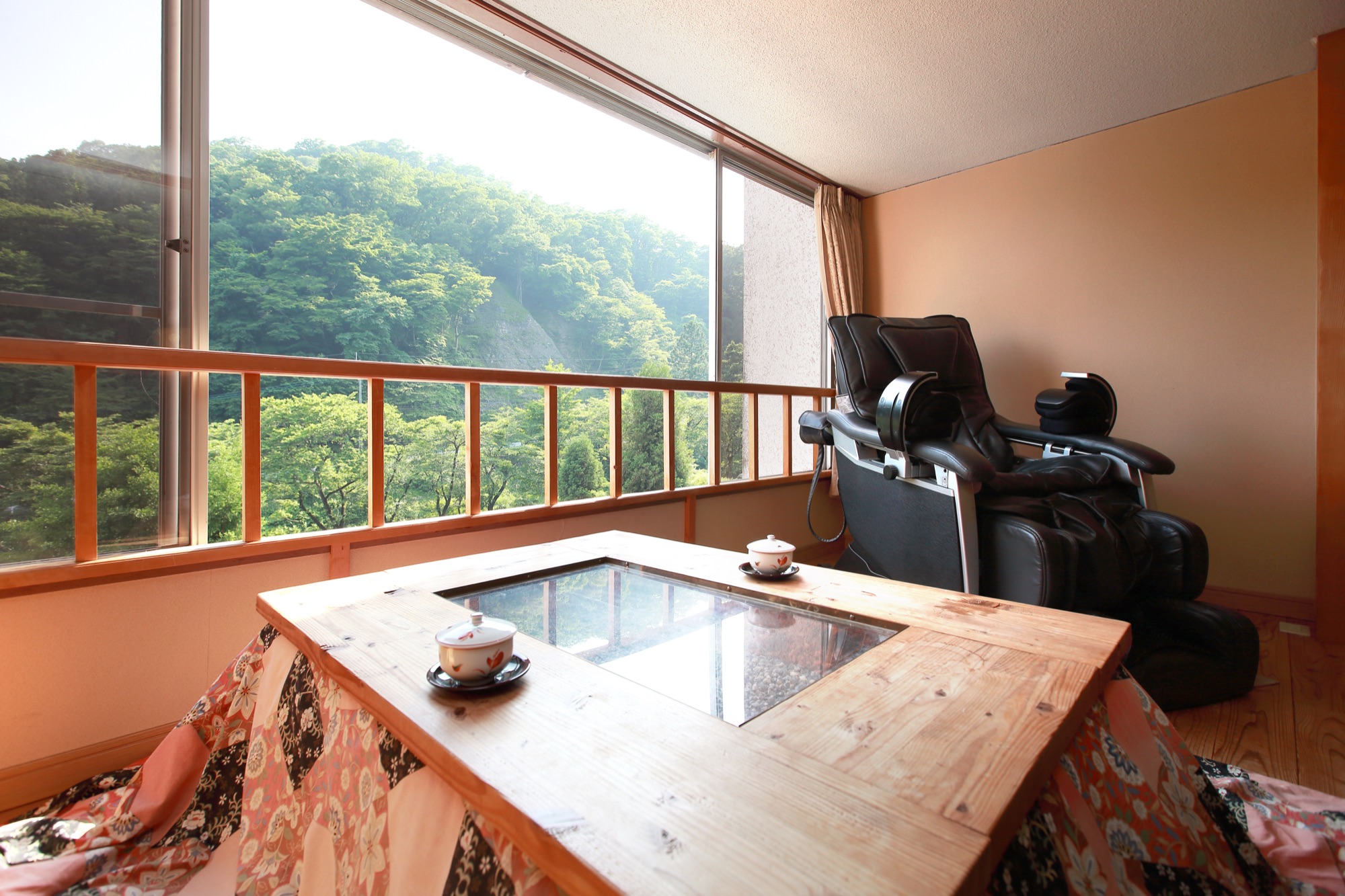 ダブルベッド付客室のくつろぎ空間